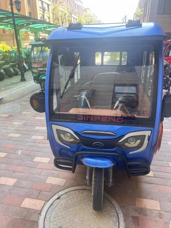 出售电动三轮车，双排座带个斗，新换的电瓶，