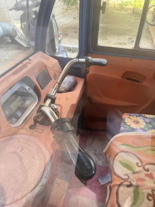 出售电动三轮车，双排座带个斗，新换的电瓶，