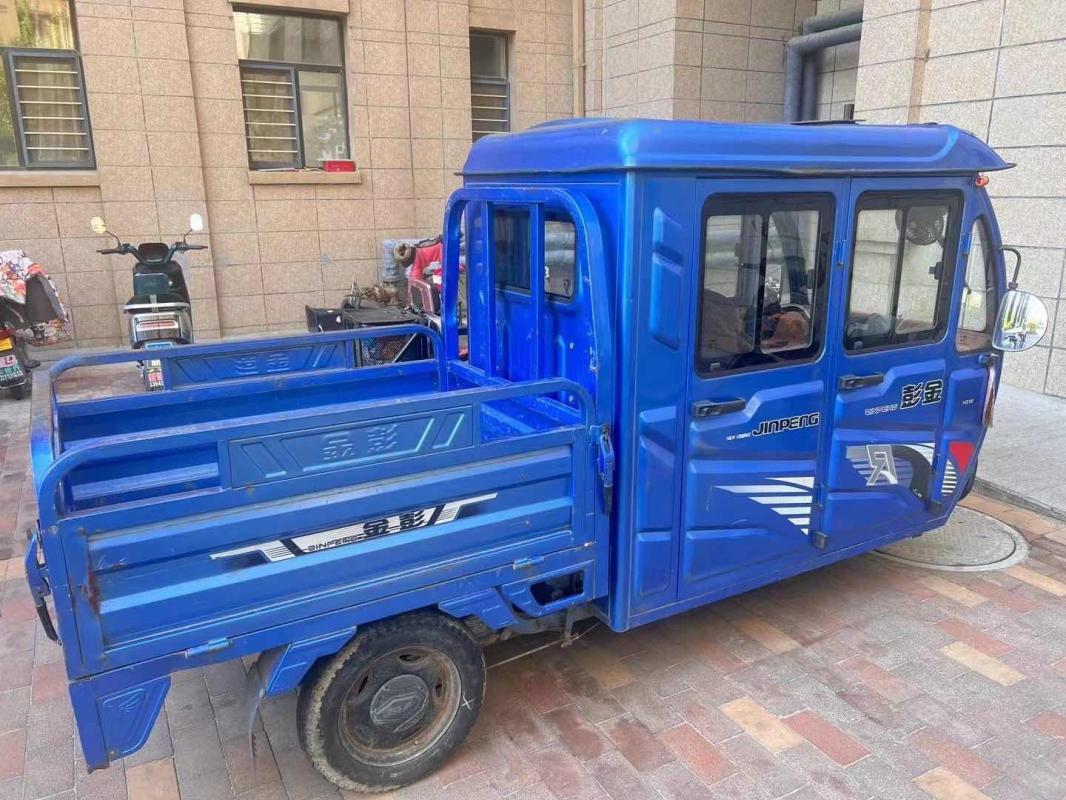 出售电动三轮车，双排座带个斗，新换的电瓶，