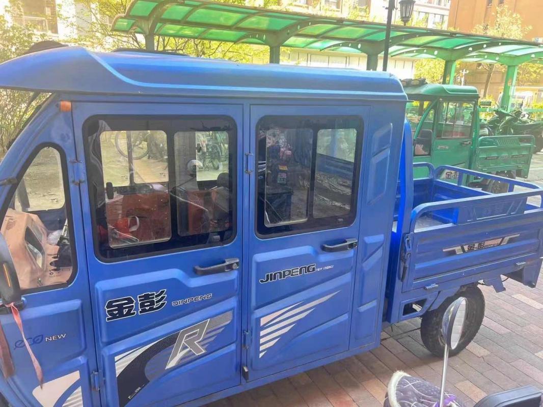 出售电动三轮车，双排座带个斗，新换的电瓶，