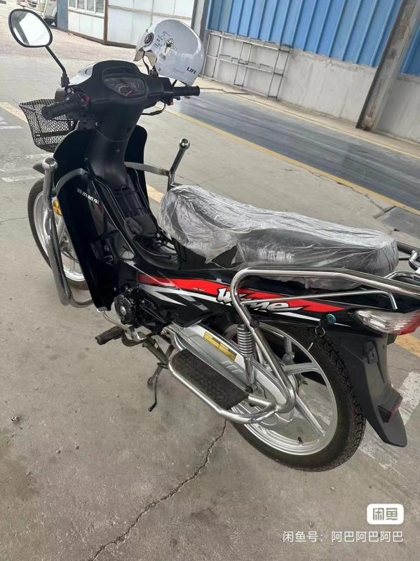 18年弯梁摩托车，手续齐全可过户，不带头盔，跑了1700公里左右，车再田